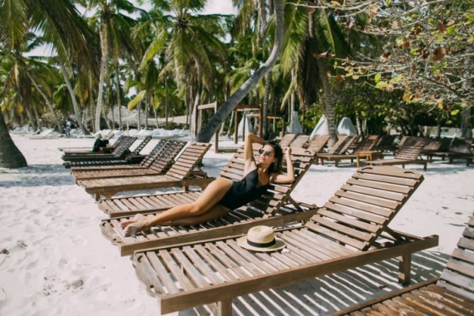 В черном купальнике девушка выглядит как супермодель