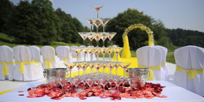 В сценарий обязательно входит фуршет