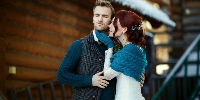 В свитере и снуде