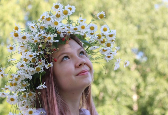 Венок из живых цветов