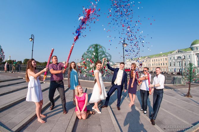 Вешаем замок любви на Лужковском мосту