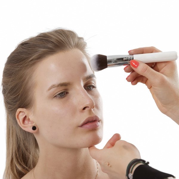 визажист красит гостью на свадьбу