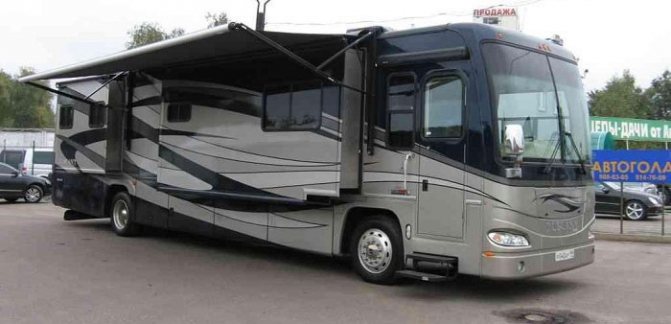 Выдвинутые боковые отсеки автобуса