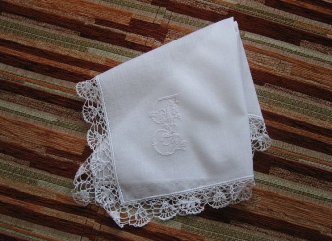 Вышитый носовой платок