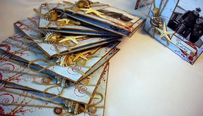 Высохшие дары моря - кораллы и морские звезды - прекрасно будут смотреться на пригласительных