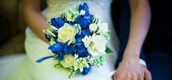 Яркий букет из роз и ирисов