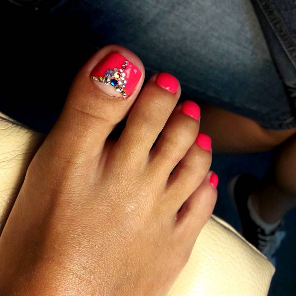 яркий педикюр на свадьбу
