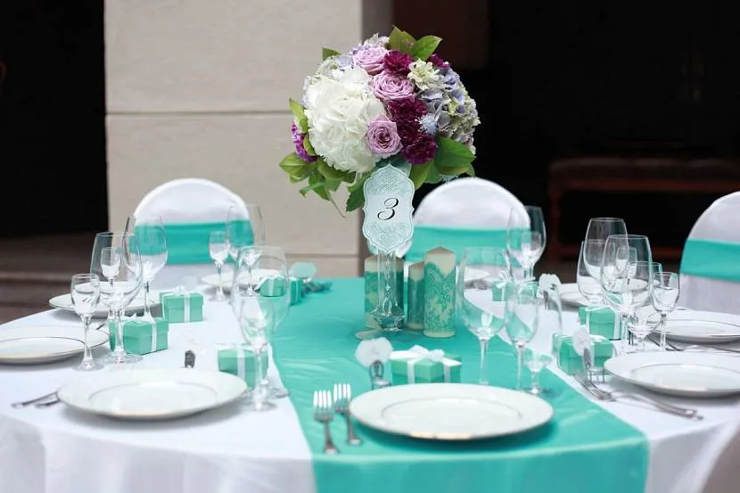 Яркое оформление свадебного стола для гостей