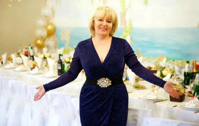 Юбилярша приветствует гостей