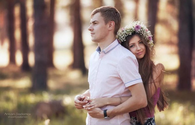 за спиной у мужа