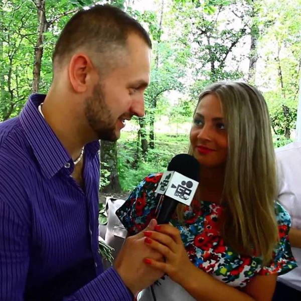 задают вопросы на подставном интервью