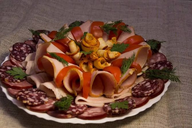 Закуска на стол с разными колбасами