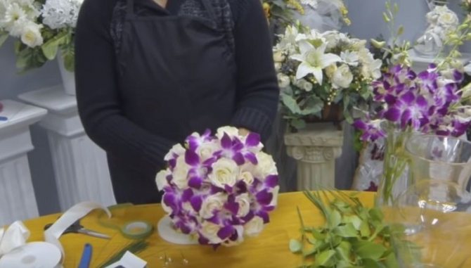 Зелень рускуса в букет