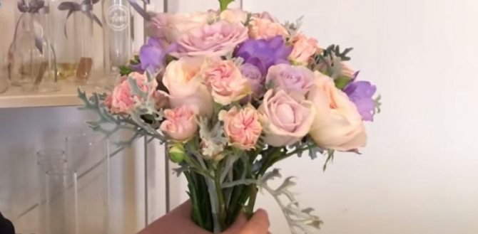 Зеленые растения к букету