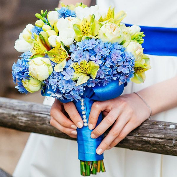 желтый букет с синей лентой на свадьбу