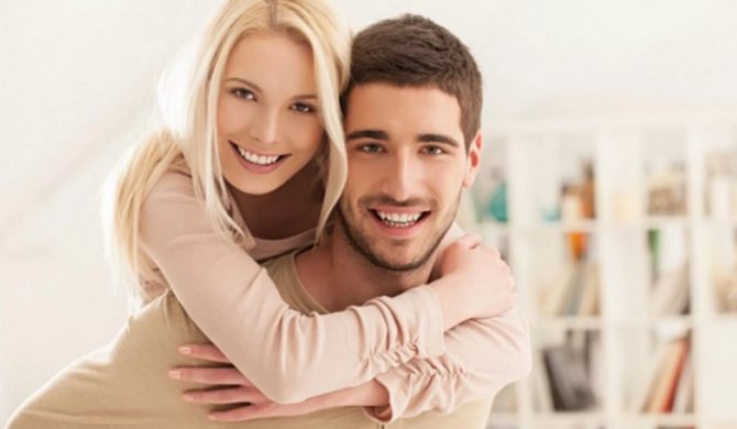 жена обнимает мужа