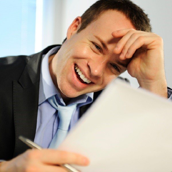 жених читает забавное письмо