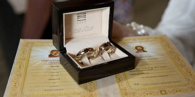 Жених и невеста могут надеть свои обручальные кольца на такой обряд