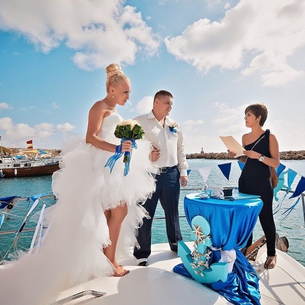 жених и невеста на борту