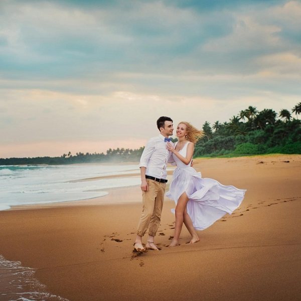 жених и невеста на пляже на Шри-Ланке