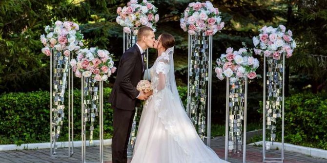 Жених и невеста на выездной церемонии брака