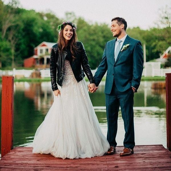 жених и невеста осенью у реки