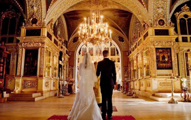 Жених и невеста в церкви