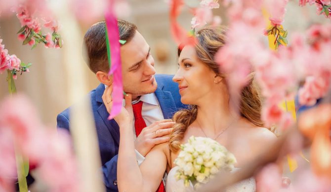 жених и невеста в цветущем саду