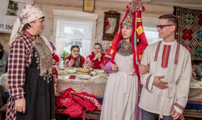 жених и невеста в народных костюмах Удмуртии