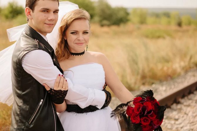 жених и невеста в рок стиле