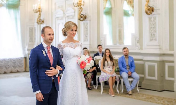 жених и невеста в ЗАГСе
