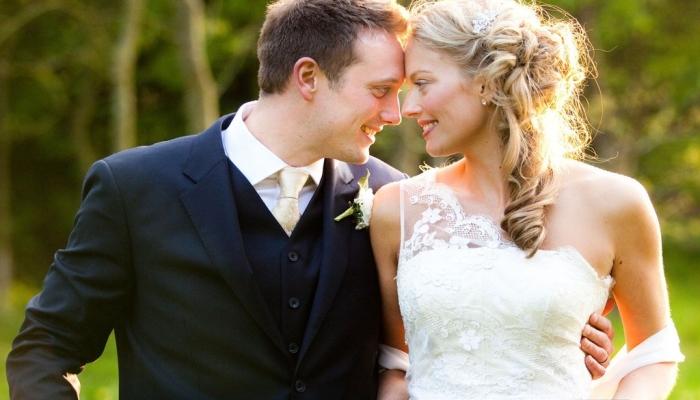 Жених может быть в классическом смокинге любого приятного цвета