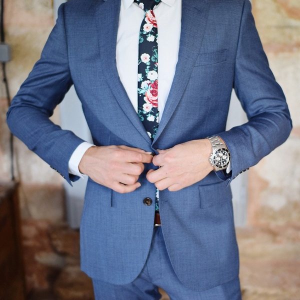 жених примеряет свадебный костюм