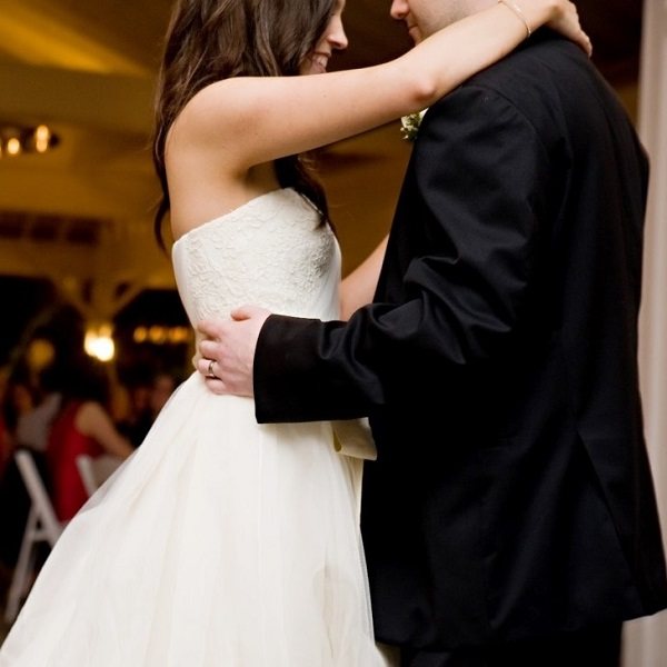 жених с невестой танцуют на свадьбе