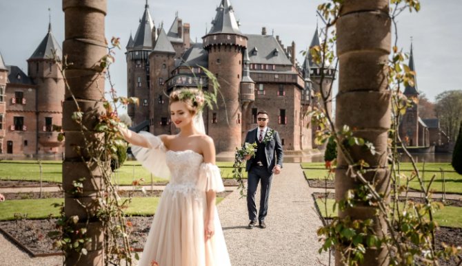 жених с невестой у замка
