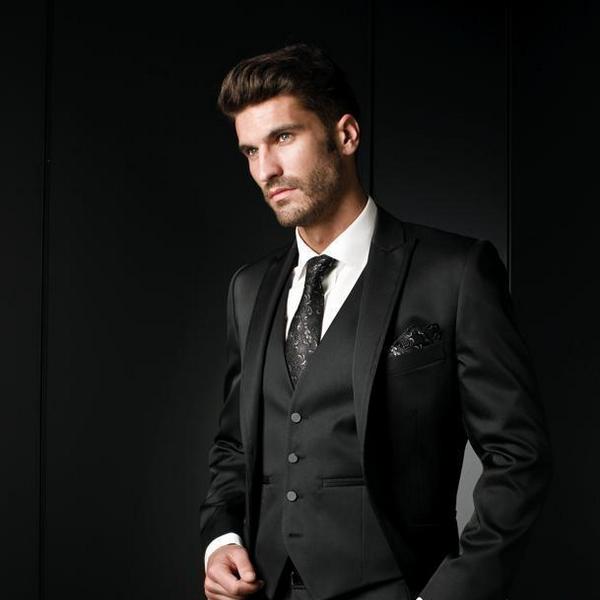 жених в черном свадебном костюме