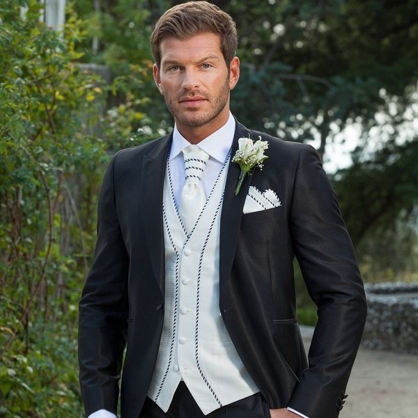 жених в пиджаке и рубашке на свадьбе