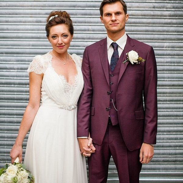 жених в свадебном костюме и невеста