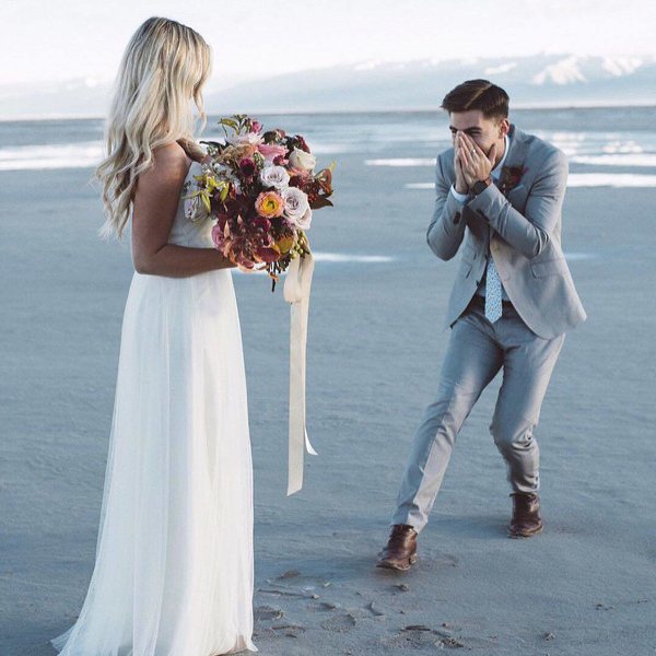 Жених впервые видит невесту в свадебном платье