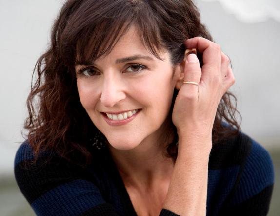 женщина с кольцом на большом пальце