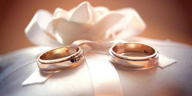 Золотые одинаковые кольца всегда в моде